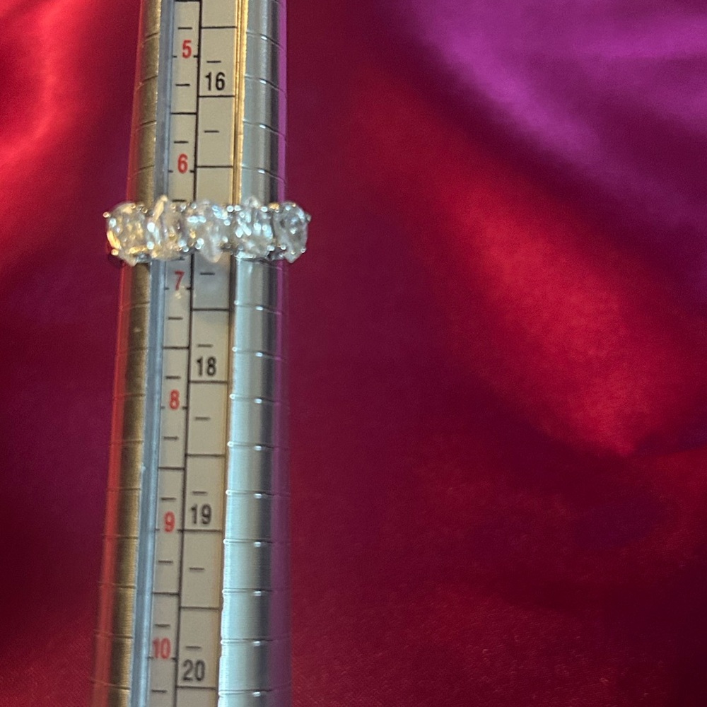 Women’s Silver Ring Size 6 1/2.  Synthetic Diamonds - Picture 3 of 3